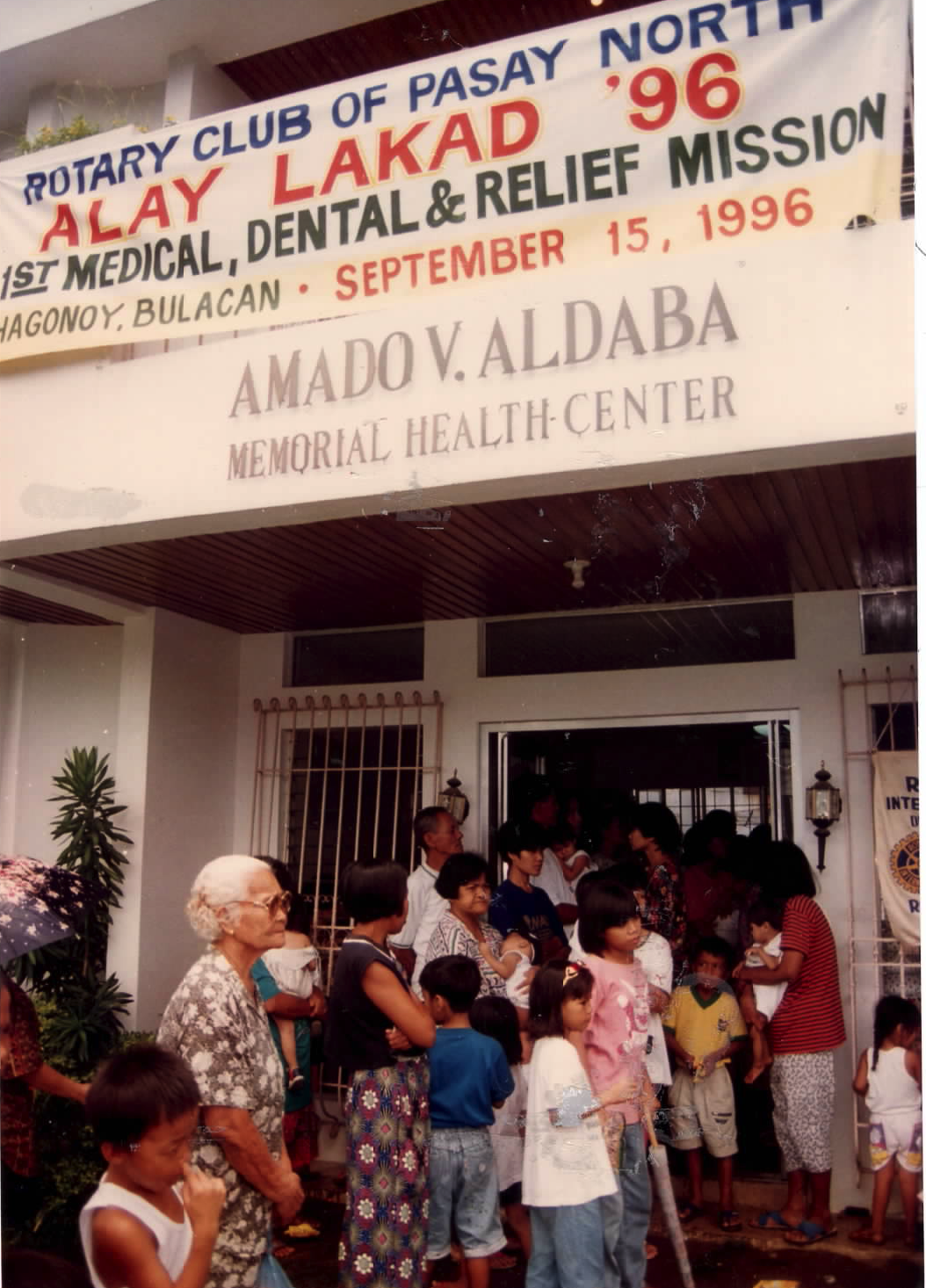 Community members arriving for the Alay Lakad medical, dental, and relief mission